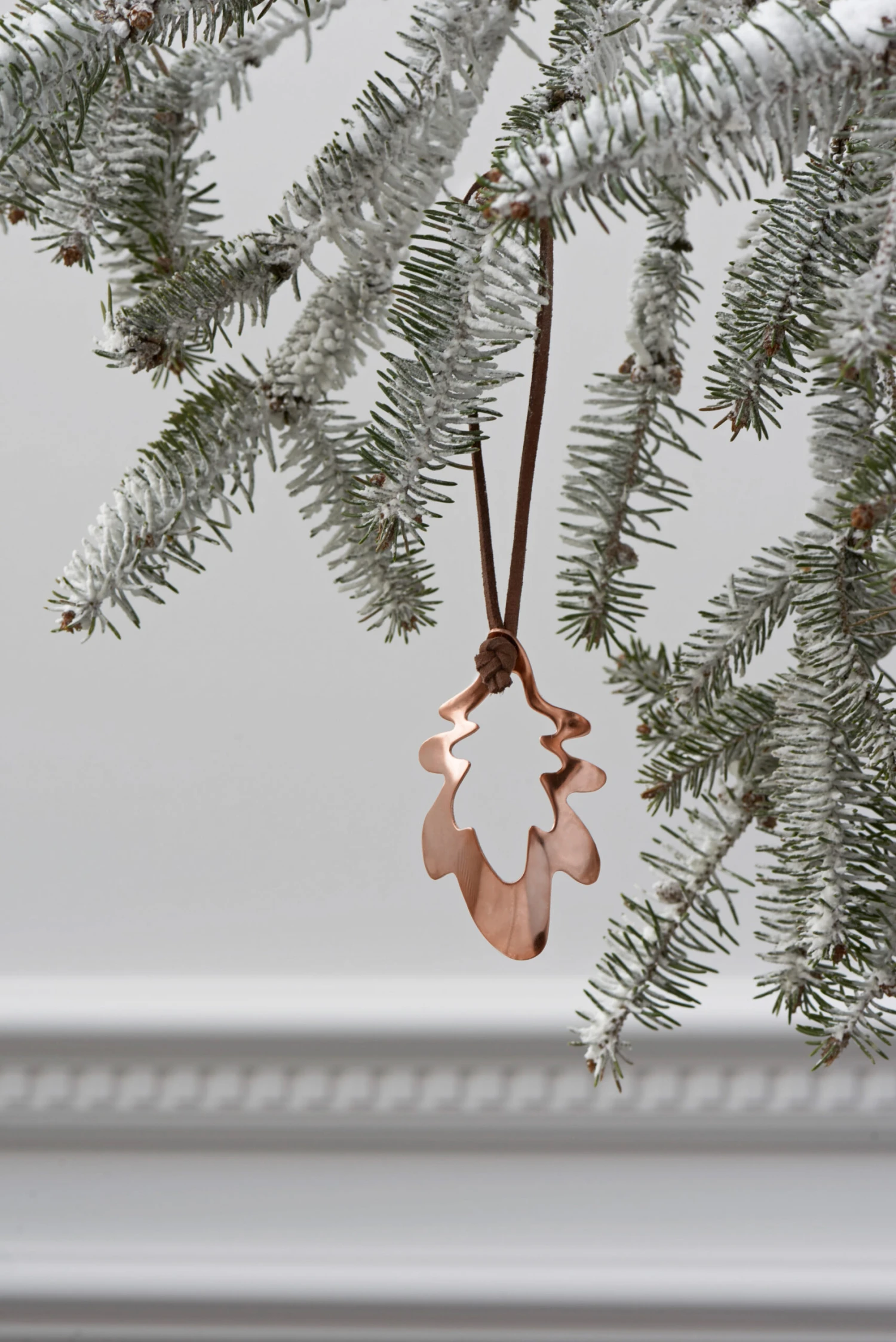 Rosendahl Karen Blixen Forest Tales Oak Leaf Hanging Christmas Decoration 8.5 Cm 2 Rosendahl Karen Blixen Forest Tales Oak Leaf Hanging Christmas Decoration 8.5 Cm - Image 2