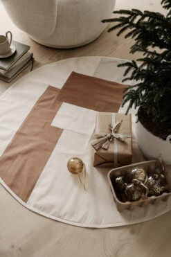 Ferm LIVING Tonal Christmas Rug Ø120 Cm -Bloomingville Decor Store 505188 01 3 EnvironmentImage a02d4021b1